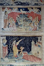 Upphängning av uppenbarelse (1373-1383), n. 47: Lammet på Sions berg. Nedan, n. 55, Ängeln plockar upp jordens vinstock, som hällde ut i Guds vredes stora kärl, kärlet svämmar över och blodet återgår. Gobeläng av Nicolas Bataille (1330-1405)