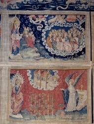 Upphängning av uppenbarelse (1373-1383), n. 48: Lammets uppstigning, de utvaldas sång. Nedan, n. 54, en ängel kommer ut ur templet med en vass skära, en annan ängel beordrar honom att skörda klungorna av jordens vingårdar. Gobeläng av Nic