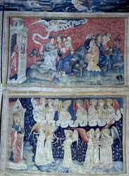 Upphängning av uppenbarelse (1373-1383), n. 49: den första ängeln tillkännager seger. Nedan, n. 56, de sju änglarna bär de sju flaskorna av Guds vrede. Gobeläng av Nicolas Bataille (1330-1405)