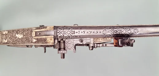 Ett par presentationspistoler i flintlås med silvermonteringar, traditionellt givna av Napoleon I till sin bror Joseph Bonaparte när denne fick Spaniens krona, troligen 1808. Tillverkad av Nicholas Noel Boutet, Versailles