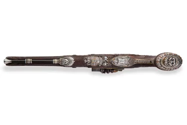 En av ett par silvermonterade riflade flintlåspistoler, Versailles, 1825