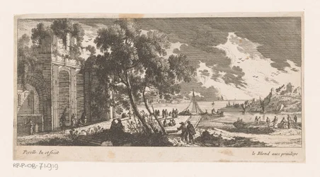 Ruin på kaj vid havet