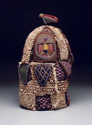 House of the Head Shrine (ile ori), slutet av 1800-talet och början av 1900-talet (läder, kofryskal, glaspärlor, tyg och metall)