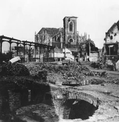 Skadad exteriör av kyrkan St Vaast, Armentières, Frankrike, första världskriget, c1914-c1918