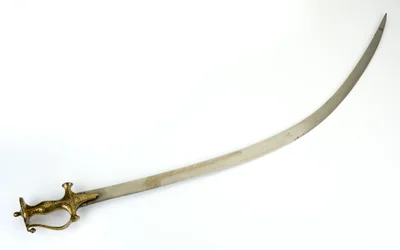 Talwar sabel med indo-muslimsk fäste av panjabi-typ, klinga möjligen 1700-talet, fäste 1800-talet (stål, rostat järn, guld-falskdamaskerande)