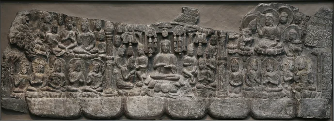 Väggskulptur: Heavenly Gatherings of Buddhas and Bodhisattvas, Handan, Hebei-provinsen, 550-577 (kalksten med spår av pigment)