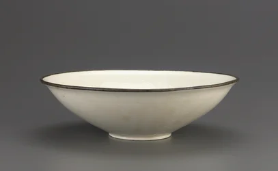 Ding wareskål med inskuren lotusdekoration, Hebei-provinsen, 1000-tidigt 1100-tal (keramik)