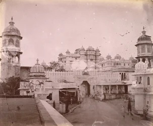 Utsikt över stadspalatset, med ingångsporten i förgrunden, Udaipur
