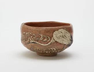 Teskål i Kenzanstil med design av kran och rinnande vatten, sent 1800-tal (röd lera, vit slip, järnpigment under klar blyglasyr)