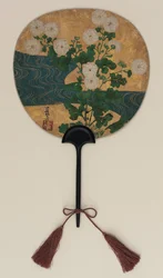 Fläkt; på ena sidan Narihira och pilgrimen; å andra sidan, krysantemum och en bäck, Edo-period, sent 1600- och tidigt 1700-tal (bläck, färg & guld på papper)