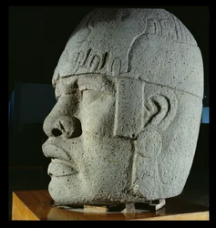 Colossal Head 4 från San Lorenzo, Veracruz, Mexiko, förklassisk (basalt)