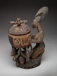 Knästående kvinnofigur med skål (olumeye), c.1910 till c.1938 (trä, pigment och färg)