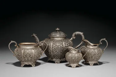 Repousse teservis i fyra delar, sent 1800-tal