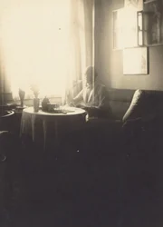 [Oskar Schlemmer sitter vid ett bord med kaffeservering på Prellestrasse]