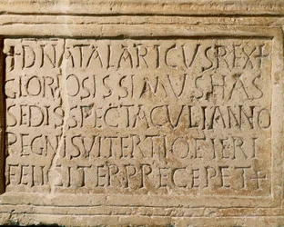Barbarisk civilisation: inskription från kung Ostrogoth Athalarics regeringstid (516-534 e.Kr.) som vittnar om existensen av en teater i Ticinum (nuvarande Pavia). 600-talet. Musei Civici, Sezione Archeologia, Pavia, Italien