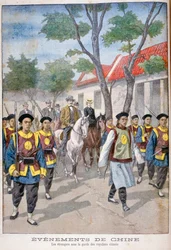 En utlänning under bevakning av den reguljära kinesiska armén, Kina, 1900.