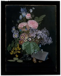 Ett stilleben av blommor i en glasvas