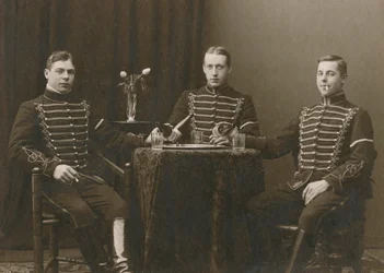 Tre unga uniformerade ryttare, Malmö, Sverige, 1920-talet