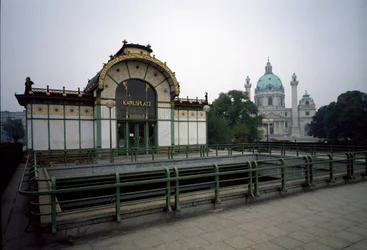Art Nouveau: utsikt över paviljongen på Karlsplatz tunnelbanestation (nuvarande café) gjord av arkitekten Otto Wagner (1841-1918) (Wiensecession) 1894-1899 Wien, Österrike