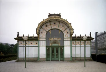 Art Nouveau: utsikt över paviljongen på Karlsplatz tunnelbanestation (nuvarande café) gjord av arkitekten Otto Wagner (1841-1918) (Wiensecession) 1894-1899 Wien, Österrike