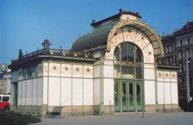 Karlsplatz Stadtbahn, designad av Otto Wagner (1841-1918)