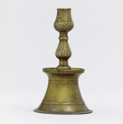 En ottomansk mässingsljusstake, halsen med inskuren arabeskdekor som stiger till formen av en tulpan