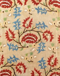 Detalj av ett linneöverdrag, broderat med en slingrande av röda och blå blomsprayer