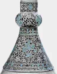 Detalj av en osmansk turkos infälld silvermonterad zinkflaska (turkos, zink, silver)