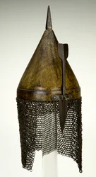 Hjälm, kanske 1500-tal, modifierad på 1800-talet (russat järn med förgyllning)