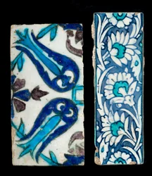 Två 1600-tals ottomanska Syrien keramiska plattor Fragment (keramik)