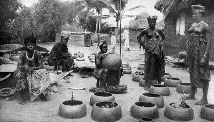 Fanti kvinnor som tillverkar lergods, Elmina, Ghana, 1922.