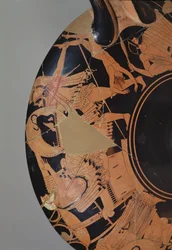 Detalj av en kopp med röd figur på vinden som visar Neoptolemus som försöker döda Priamos med liket av Astyanax, ca 490 f.Kr. (keramik) (se 92562 för interiör)