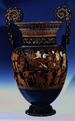 Attisk volutkrater med röd figur, dekorerad med en scen av skådespelare och musiker som förbereder sig för en föreställning inför Bacchus och Ariadne, grekiska, från Ruvo, 500-talet f.Kr. (keramik) (se även 119445-7)