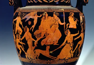 Attisk volutkrater med röd figur, detalj av scen med skådespelare och musiker som förbereder sig för en föreställning, grekiska, från Ruvo, 500-talet f.Kr. (keramik) (se 119445-7)