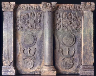 Fris som visar Buddhas fotspår, Gandhara 1:a till 5:e århundradet e.Kr.;