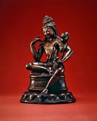 Padmapani Lokeshvara sittande i meditation, första hälften av 700-talet (brons inlagd med silver och koppar) (se även 394853)