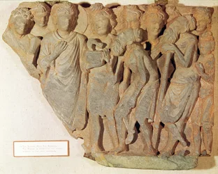 Segern över ormen, relief som föreställer Buddha när han visar den fruktade ormen för de häpna brahminerna, grekisk-buddhistisk stil, 1:a-4:e århundradet