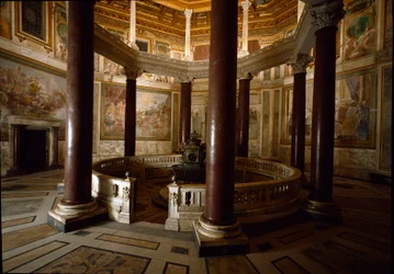 Interiörvy av det paleokristna dopkapellet San Giovanni in Laterano (St. John Laterano) (Lateran-dopkapellet eller San Giovanni in Fonte), byggt omkring 440. Rom