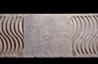 Paleochretisk konst: fragmentarisk sarkofagtank: Good Shepherd och epitafium av Livia Primitiva. En herde med lamm, en fisk (kristen symbol) och ett ankare. Hitta i Rom under Peterskyrkan. 200-250 e.Kr. Paris, Louvren
