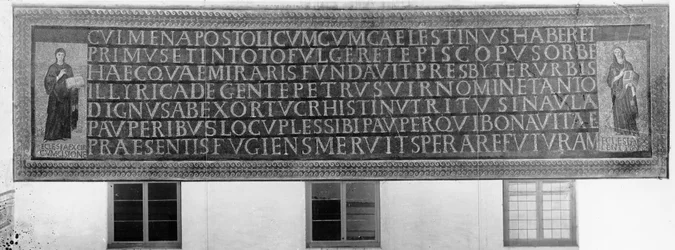 Sju hexametrar flankerade av två figurer, en representerar judarnas kyrka (ex-circumcisione) och den andra hedningarnas kyrka (ex-gentibus) (mosaik)