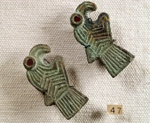 Kristen forntid: fibulor av brons med granatinläggningar i form av örnhuvuden. Nationella arkeologiska museet, Saint-Germain-en-Laye