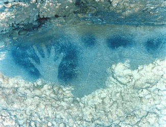 Handstencil, från övre delen av den prickiga hästpanelen, sen övre paleolitiska perioden, solutreisk kultur, ca 22000-18000 f.Kr. (foto)