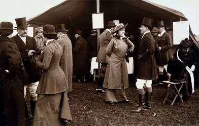 Porträtt av den romerska adeln som vilar under en rävjakt vid Casal Brunori, nära Rom, 1915-02-01 (s/v foto)