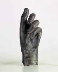 Fragment av en hand, möjligen av en bågskytt, från Shami, Malamir, Iran (brons)