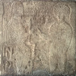 Sällsynt stel som visar Artabanus V, den siste parthiska kungen, investerar Khwasak, Susas satrap: han räcker en ring som emblem för sin auktoritet, från Susa, Iran, 14 september e.Kr. 215 (kalksten)