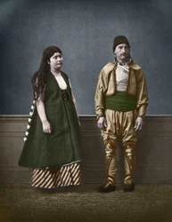 Porträtt av en bulgarisk kvinna från Sofia och en bulgarisk man omkring 1890. Färglägg fotografi av Pascal Sebah (1838-1890).