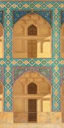 Detalj av innergårdsarkaderna i Medrese-i-Shah-Hussein, Isfahan, plåt 26-27 från Modern Monuments of Persia, graverad av A. Levie, 1856 litho
