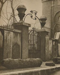 Elmstammar för ledningsrör som grävts upp nära St. Annes, Soho, c1935.