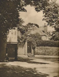 Solljus och skugga på en slingrande väg i Highgate, omkring 1935