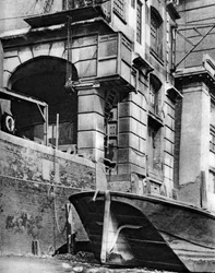 Resterna av en handelsgård vid Themsen, nära Cannon Street Station, 1926-1927